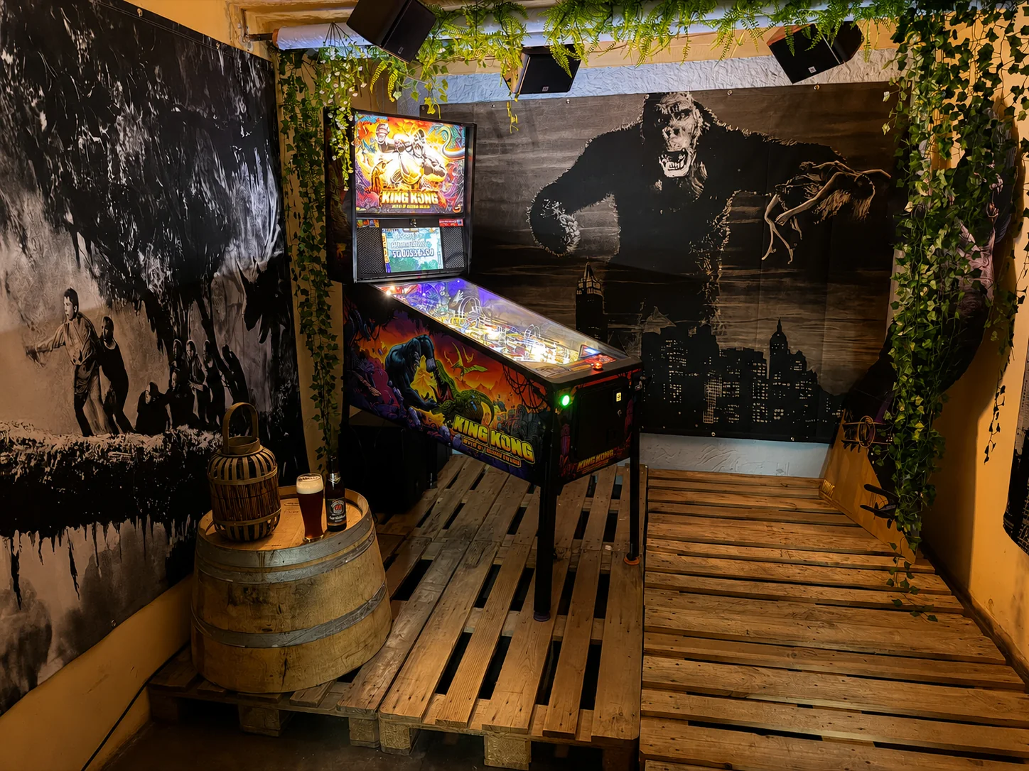 Kong Jungle Themenbereich mit Flipperautomat im Flipperloft
