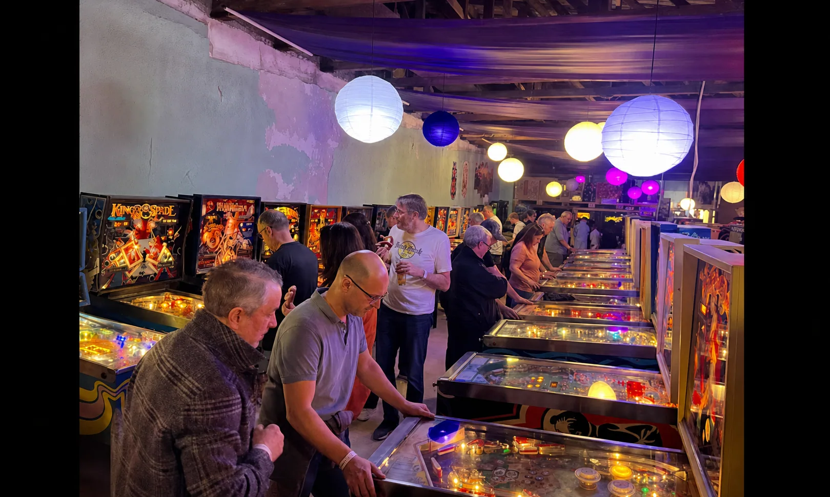 Besucher spielen im Flipperloft